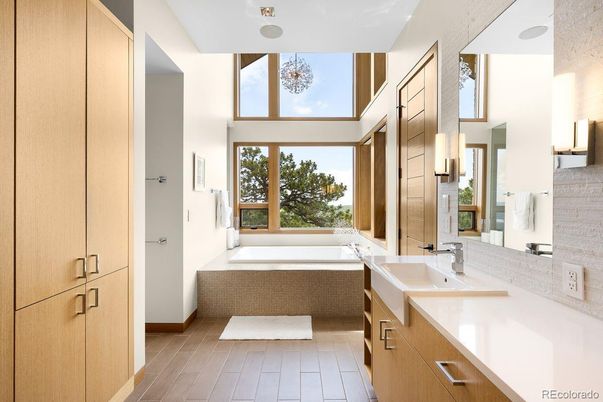 Bathroom, Dual Sink Vanities, Interior, Recessed Lighting