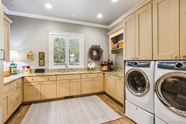 Interior, Recessed Lighting, Washer, Wood Texture Flooring