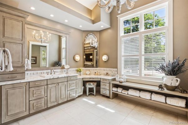 Bathroom, Dual Sink Vanities, Interior, Recessed Lighting