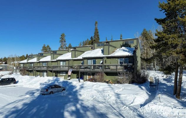 Exterior, Facade, Log Home