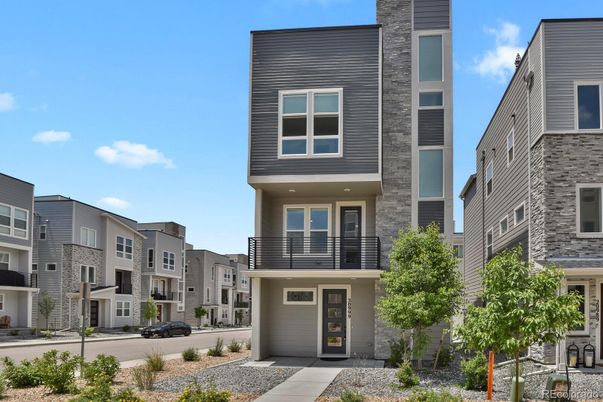 Exterior, Facade, Rowhouse