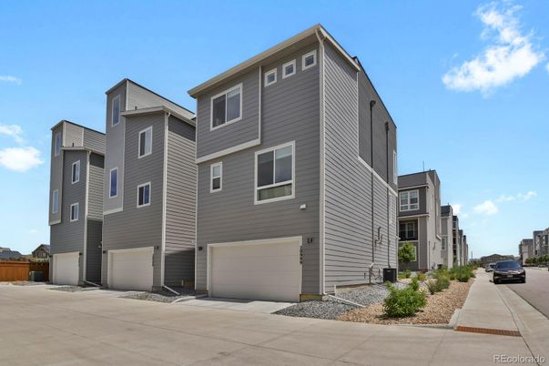 Attached, Exterior, Facade, Rowhouse