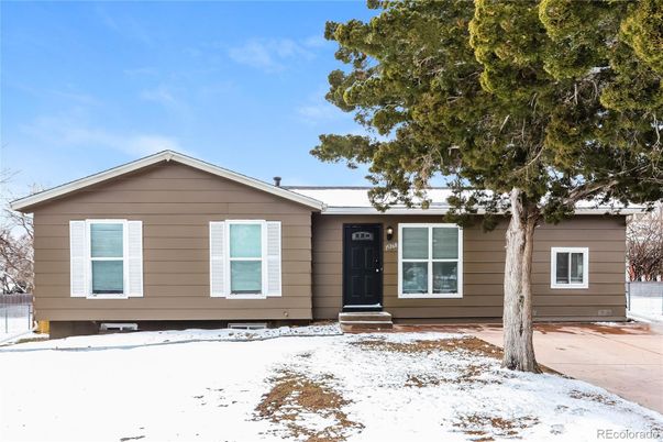Exterior, Facade, Ranch