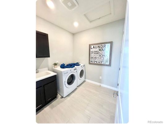 Interior, Recessed Lighting, Washer, Wood Texture Flooring