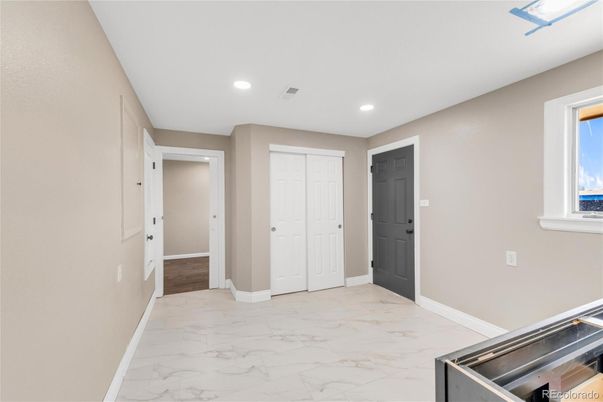 Empty room, Interior, Marble, Recessed Lighting