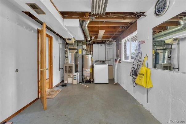 Interior, Washer, Wooden Beams