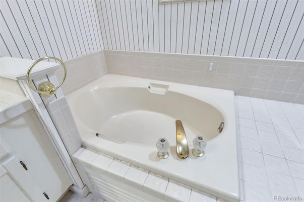 Bathroom, Interior, Tile Countertops