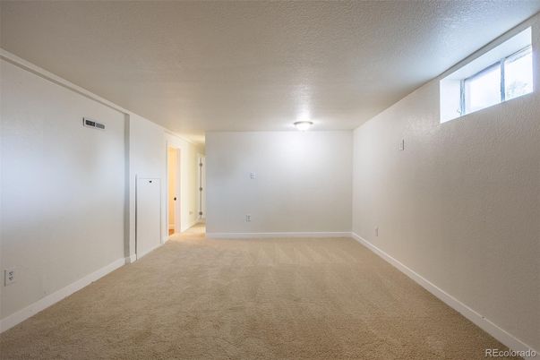 Empty room, Interior