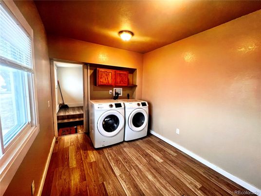 Interior, Washer, Wood Texture Flooring