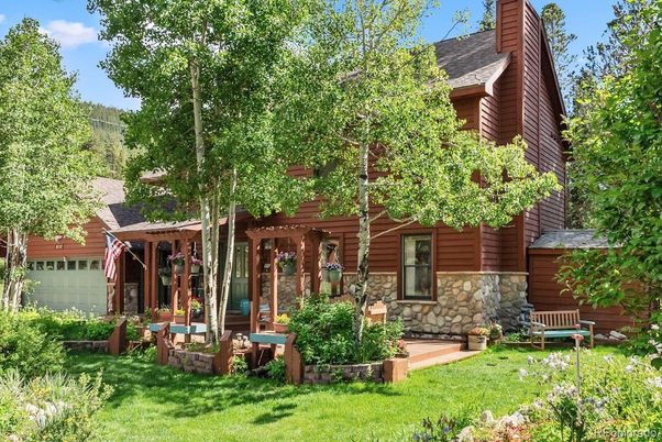Exterior, Facade, Log Home