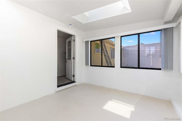 Empty room, Interior