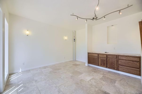 Empty room, Interior