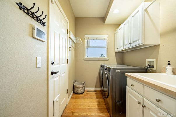 Interior, Recessed Lighting, Washer, Wood Texture Flooring