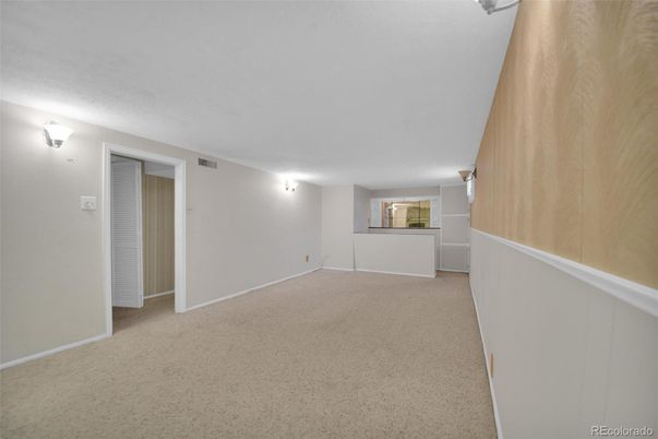 Empty room, Interior