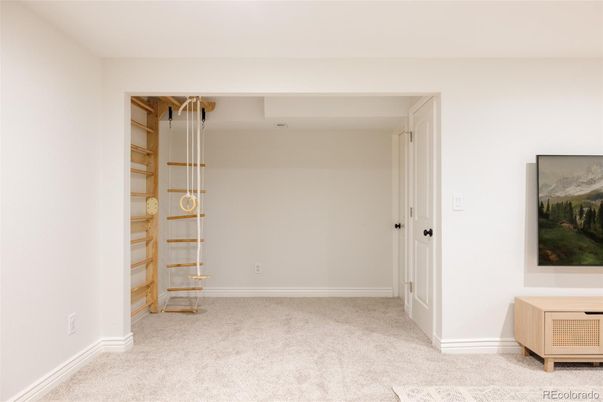 Empty room, Interior