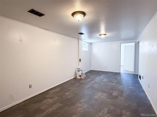 Empty room, Interior
