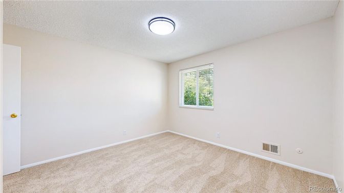 Empty room, Interior