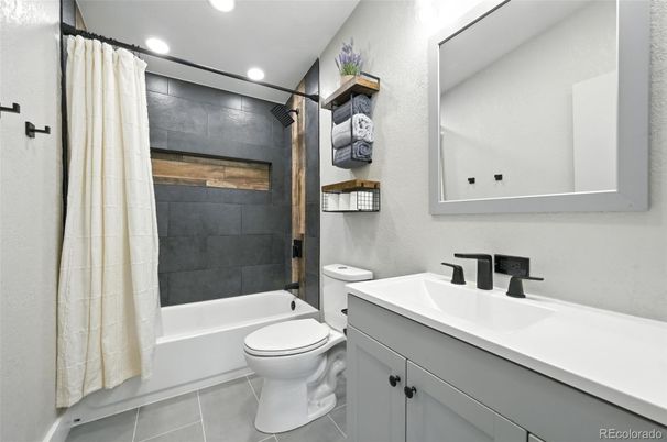 Bathroom, Interior, Recessed Lighting