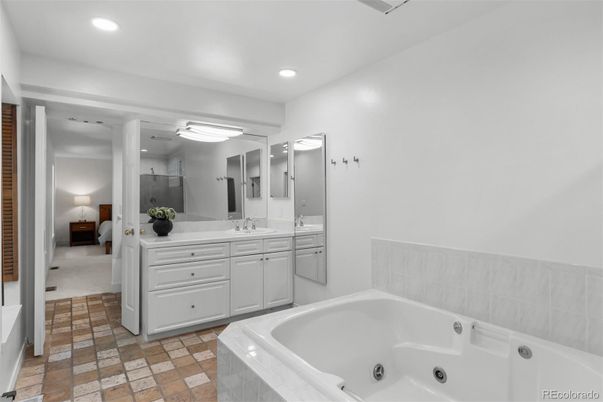 Bathroom, Dual Sink Vanities, Interior, Recessed Lighting