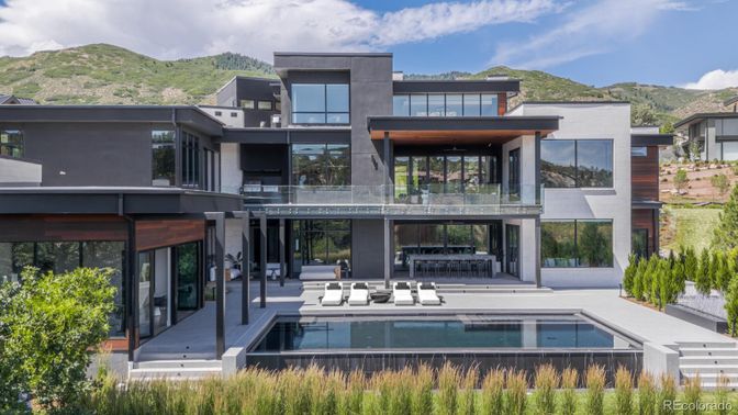 Backyard, Exterior, Facade, Pool, Modern