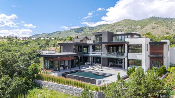 Exterior, Facade, Pool, Modern