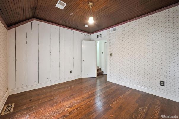 Empty room, Interior, Pendant Lights, Wooden Ceilings, Wood Texture Flooring