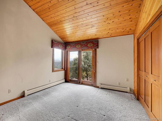 Empty room, Interior, Wooden Ceilings
