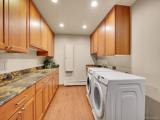 Interior, Recessed Lighting, Washer, Wood Texture Flooring