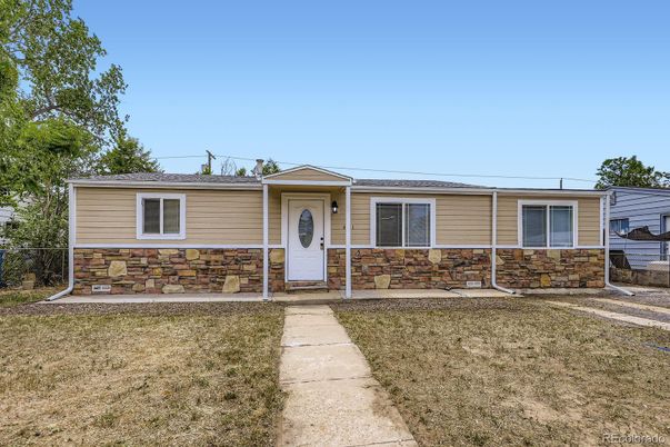 Exterior, Facade, Raised Ranch