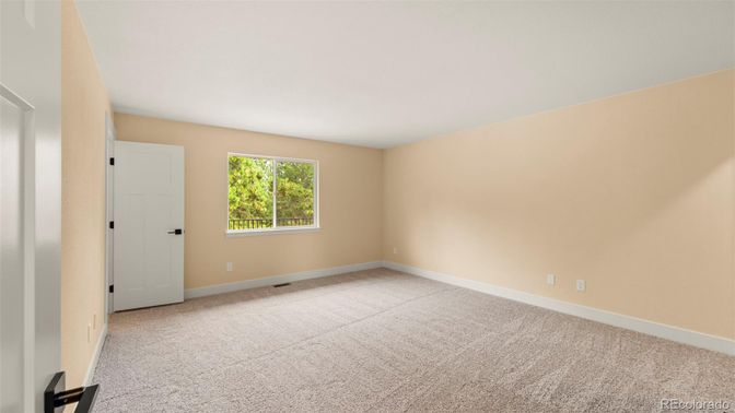 Empty room, Interior