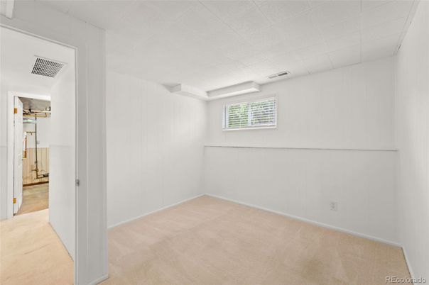 Empty room, Interior