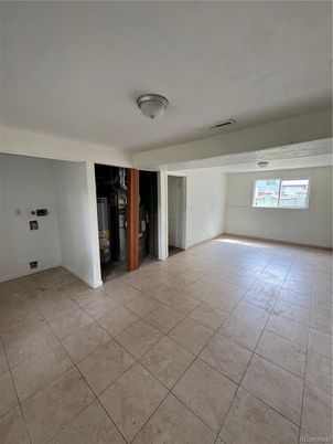 Empty room, Interior