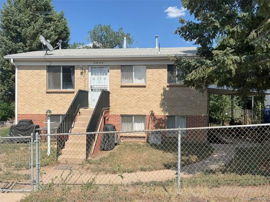 Exterior, Facade, Brick Facade, Raised Ranch