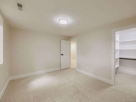 Empty room, Interior