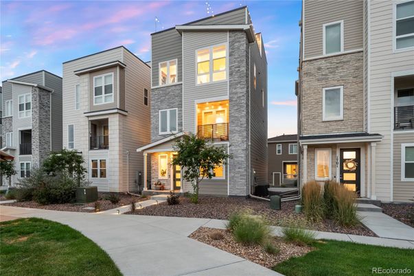 Exterior, Facade, Rowhouse