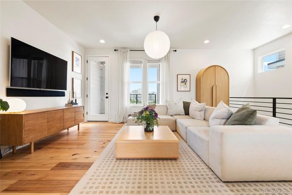 Interior, Living room, Pendant Lights, Recessed Lighting, Wood Texture Flooring