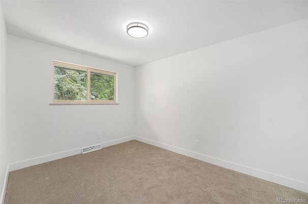 Empty room, Interior