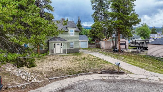 Backyard, Exterior, Facade, Queen Anne Victorian