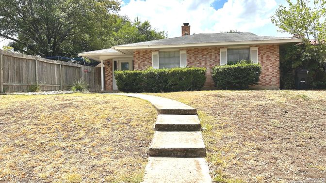 Exterior, Facade, Brick Facade, Ranch