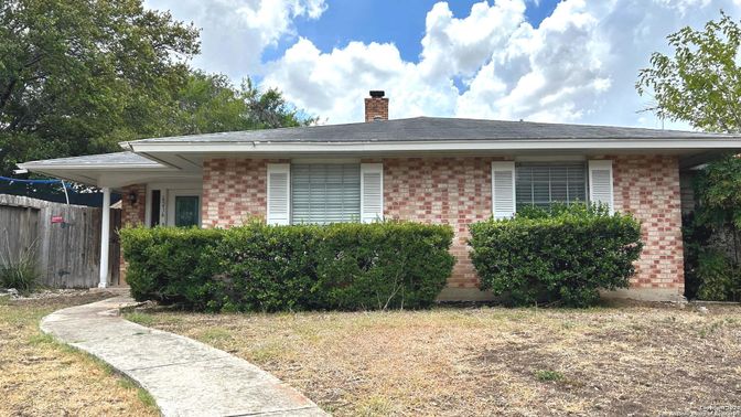 Exterior, Facade, Brick Facade, Ranch