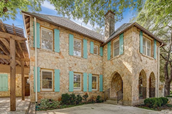 Exterior, Facade, Mediterranean