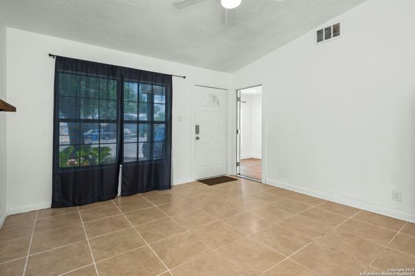 Empty room, Interior