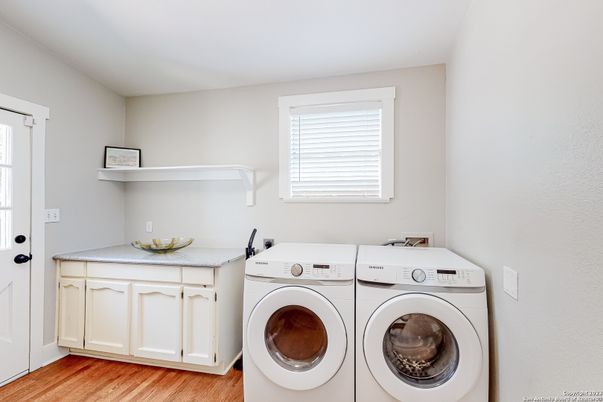 Interior, Washer, Wood Texture Flooring