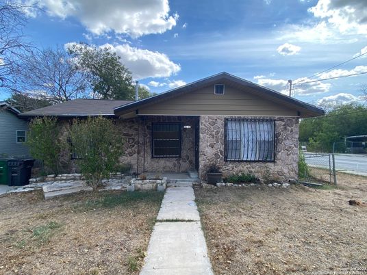 Exterior, Facade, Ranch