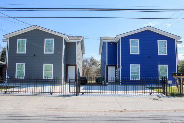 Exterior, Facade, Rowhouse