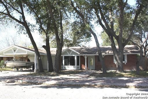 Exterior, Facade, Ranch