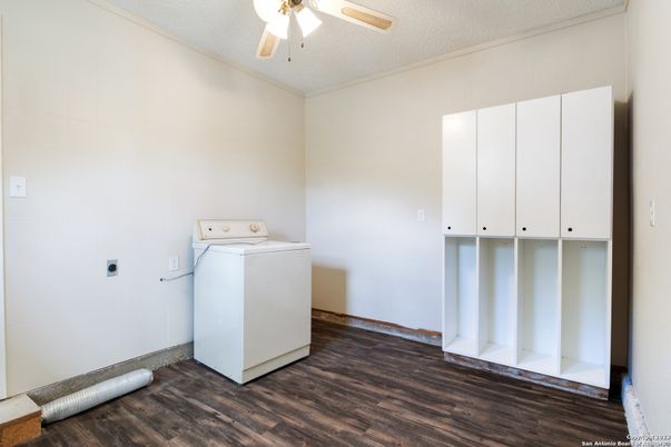 Interior, Washer, Wood Texture Flooring