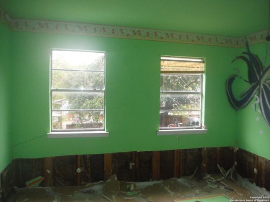Empty room, Interior