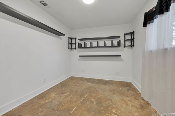 Empty room, Interior