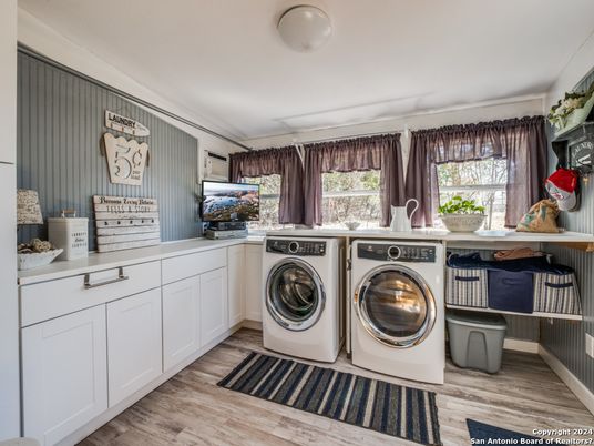 Interior, Washer, Wood Texture Flooring
